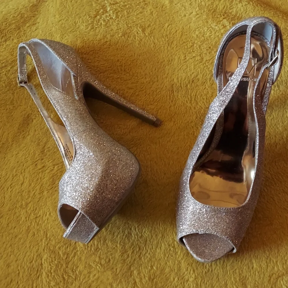 SALE‼️ Material Girl gold glitter platform sandal 9.5